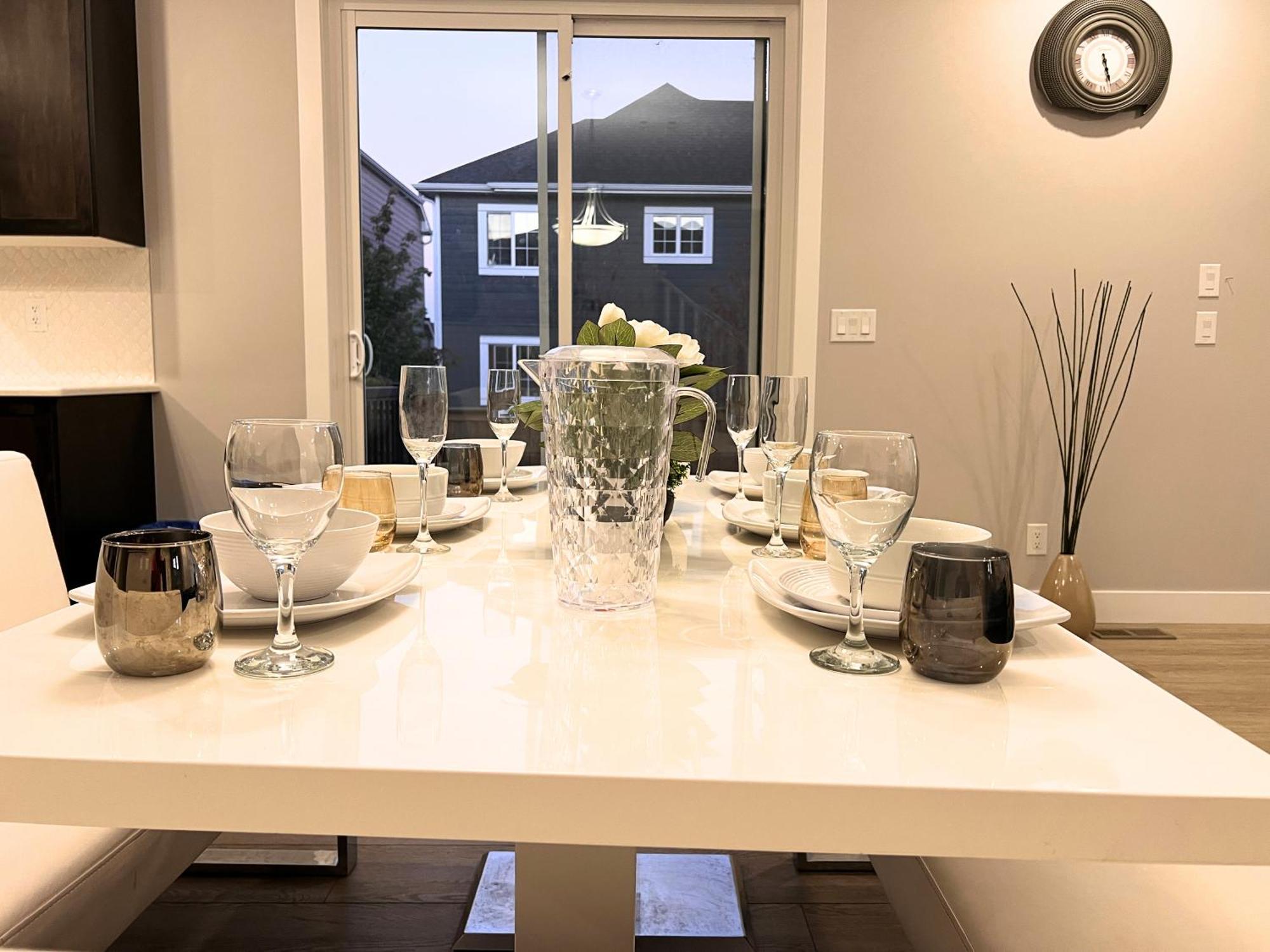 Flowealth Property Luxury Villa Near Lake Netflix Tv Wifi YYC Buitenkant foto