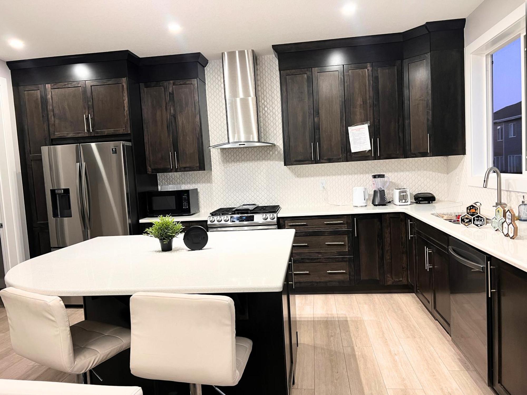 Flowealth Property Luxury Villa Near Lake Netflix Tv Wifi YYC Buitenkant foto