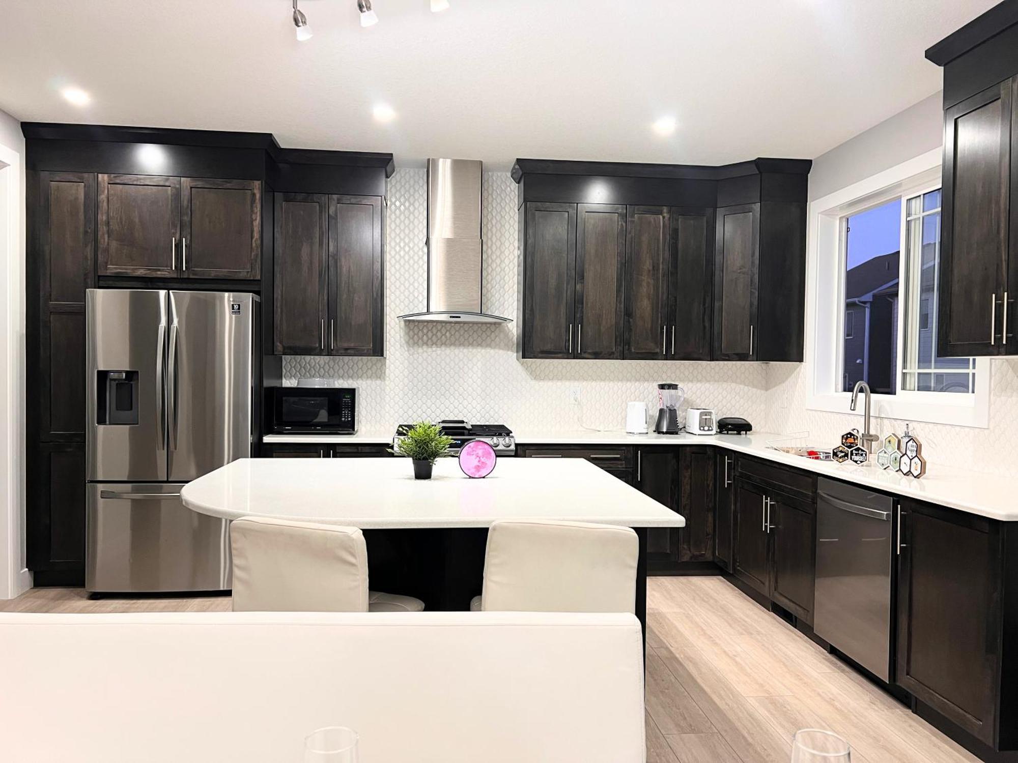 Flowealth Property Luxury Villa Near Lake Netflix Tv Wifi YYC Buitenkant foto