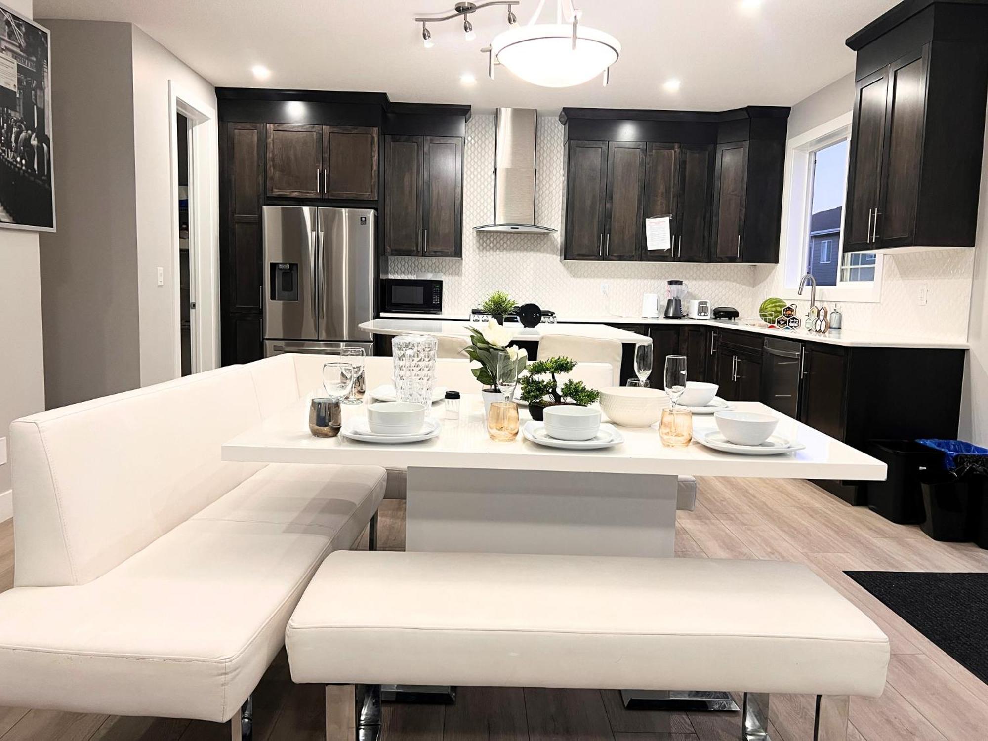 Flowealth Property Luxury Villa Near Lake Netflix Tv Wifi YYC Buitenkant foto