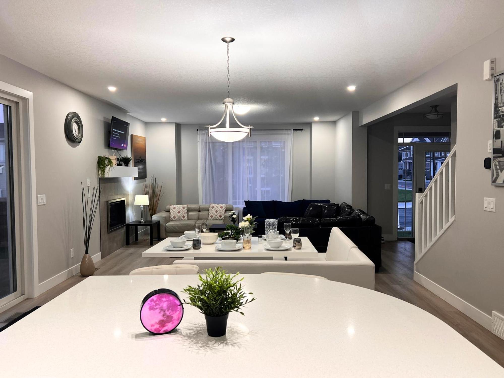 Flowealth Property Luxury Villa Near Lake Netflix Tv Wifi YYC Buitenkant foto
