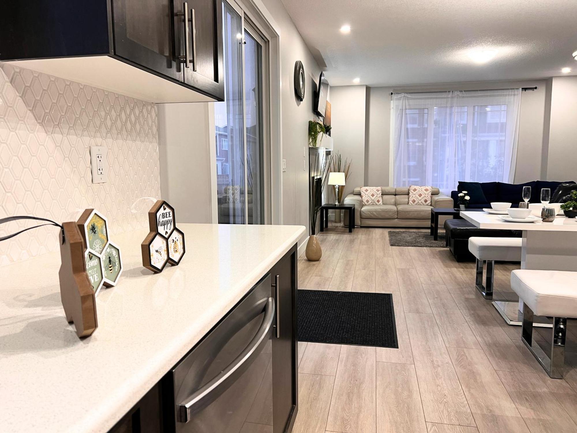 Flowealth Property Luxury Villa Near Lake Netflix Tv Wifi YYC Buitenkant foto